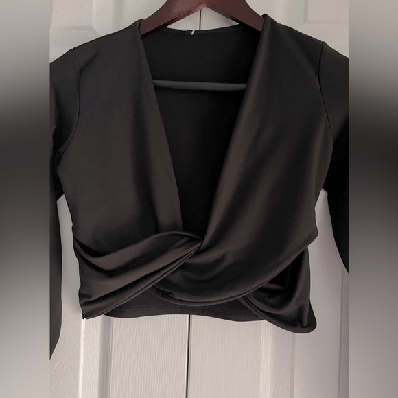 PTP-15.5-”Black Long Sleeve Crop with Twist Detail - Picture 6 of 9